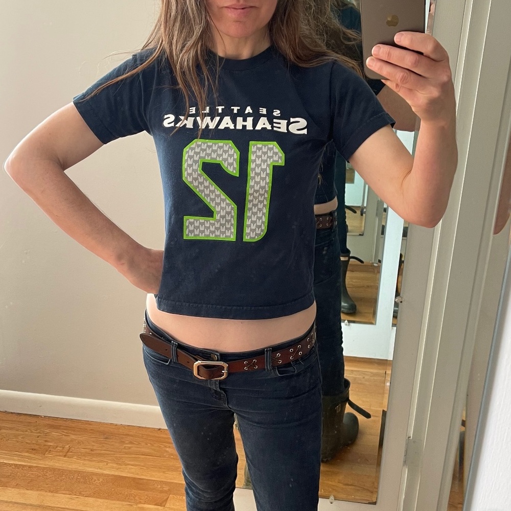 **SOLD** womens cropped small or youth seattle seahawks fan 12 T-shirt, no tags